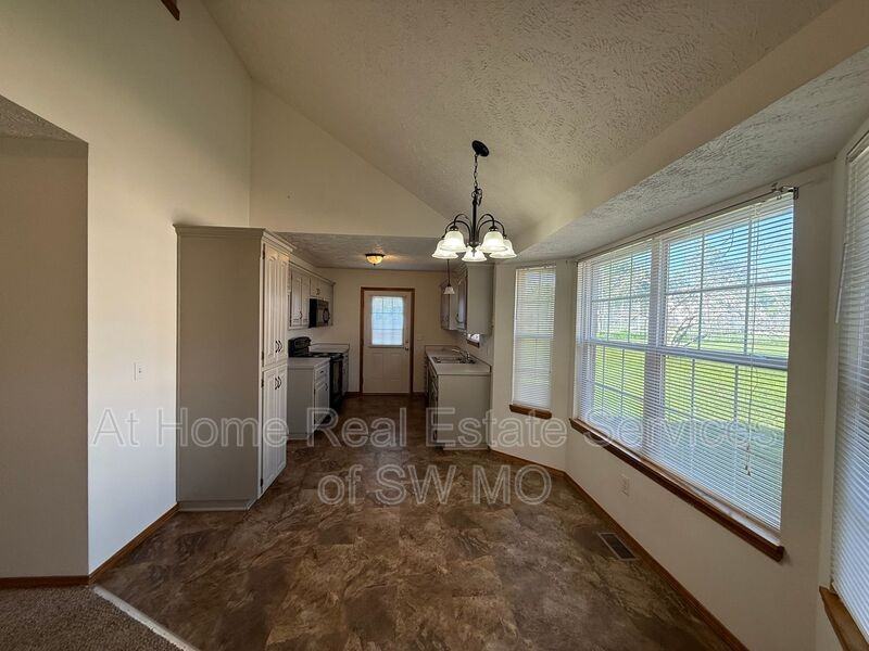 1245 W Bluegrass Rd - Photo 3 of 11