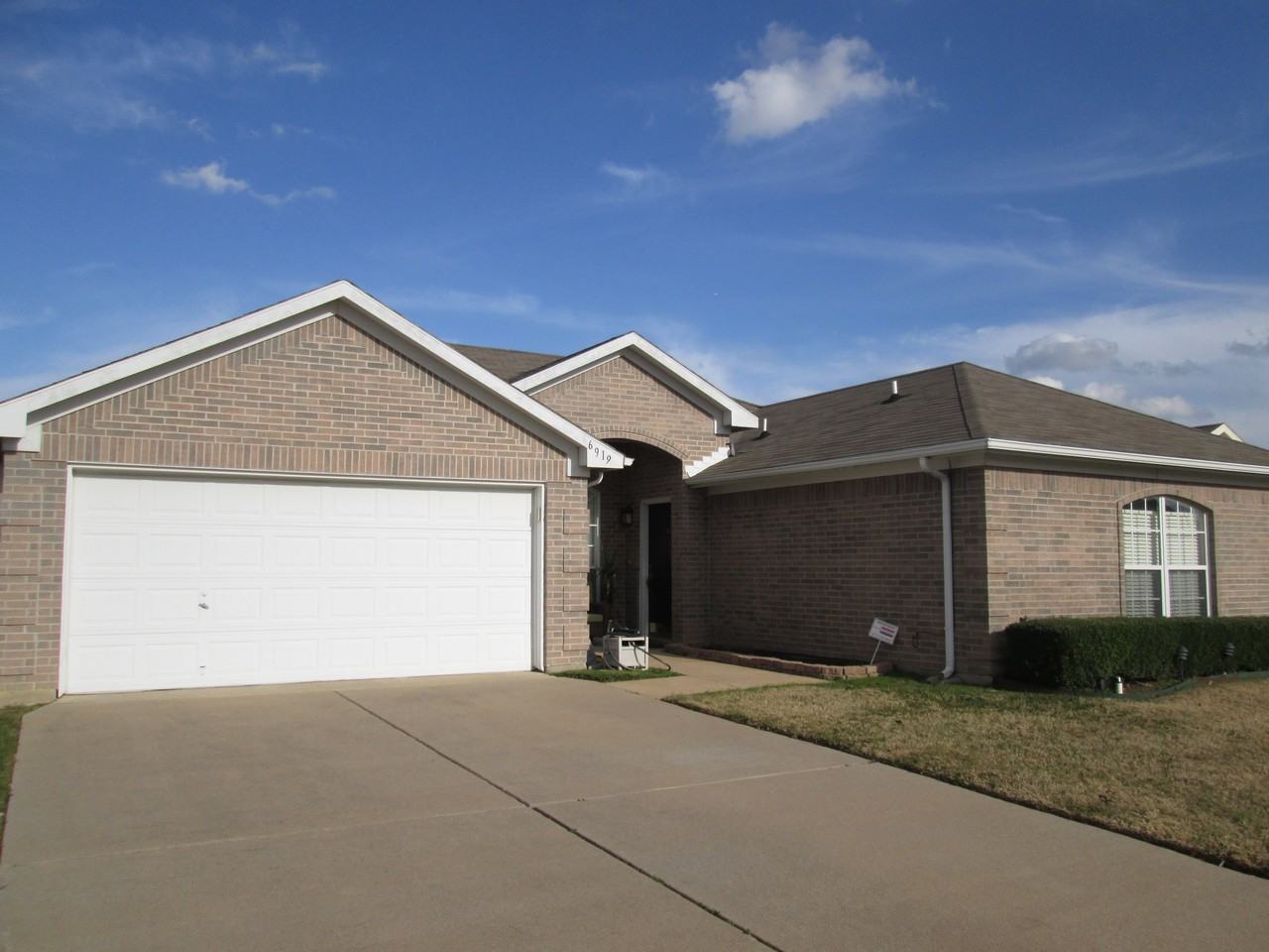 6919 Meadow Bend Dr - Photo 2 of 24