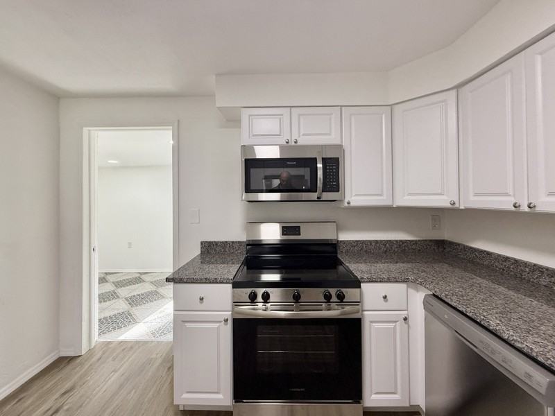 7800 52nd St N - Photo 7 of 36