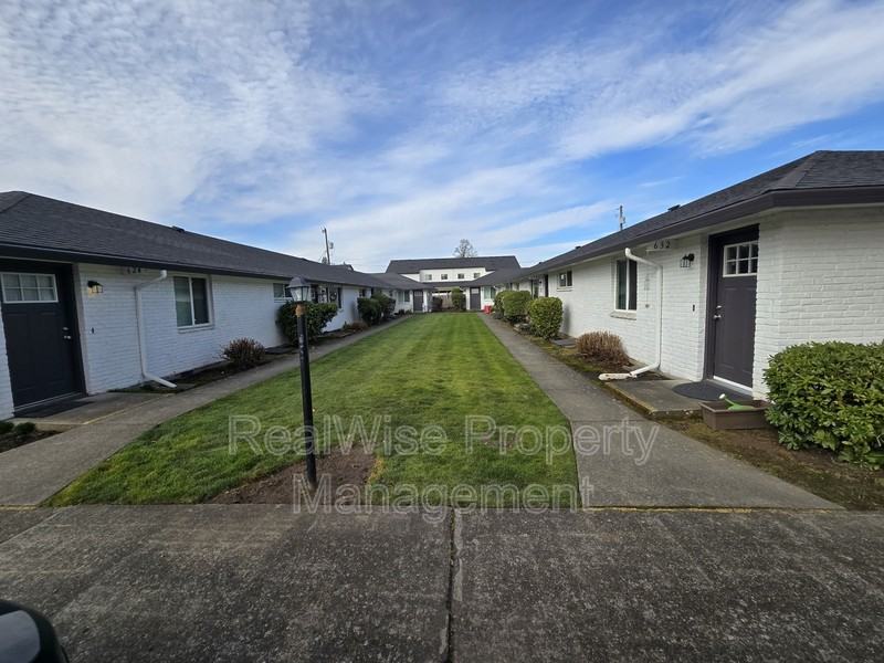 554 Ne Anderson St - Photo 2 of 5