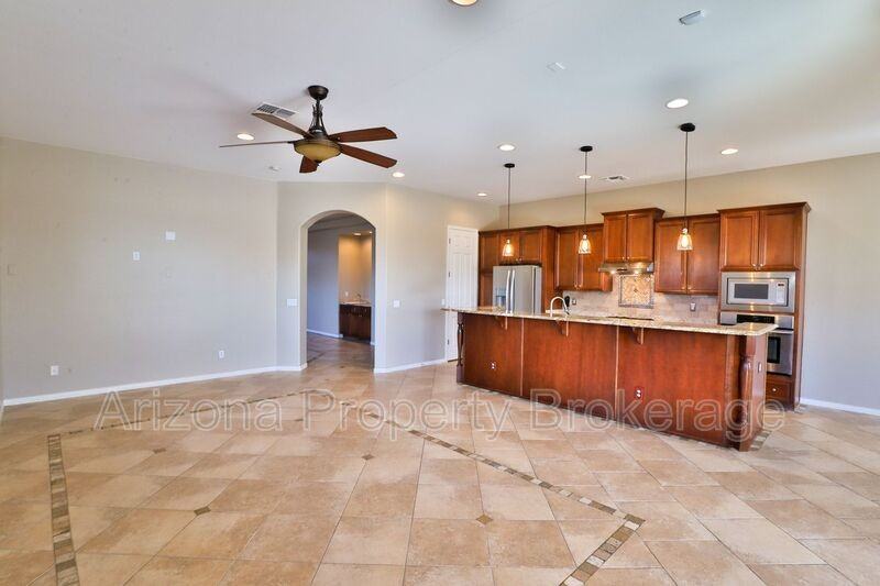 2021 W Gloria Ln