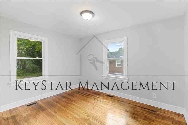 429 Henry St - Photo 3 of 28