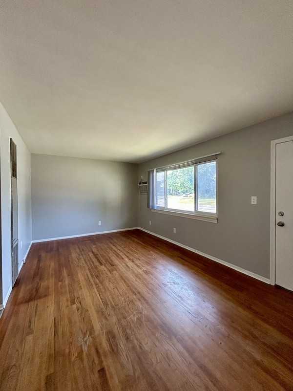 1450 Goddard Rd - Photo 3 of 11