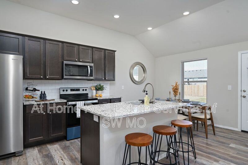 223 Hickory Hills St - Photo 5 of 19