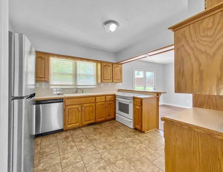 1003 Sunset Strip St - Photo 3 of 17