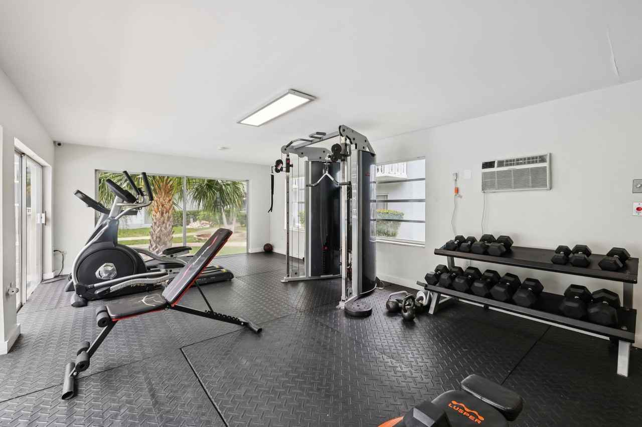 Luna At Hollywood - Photo 2 of 50