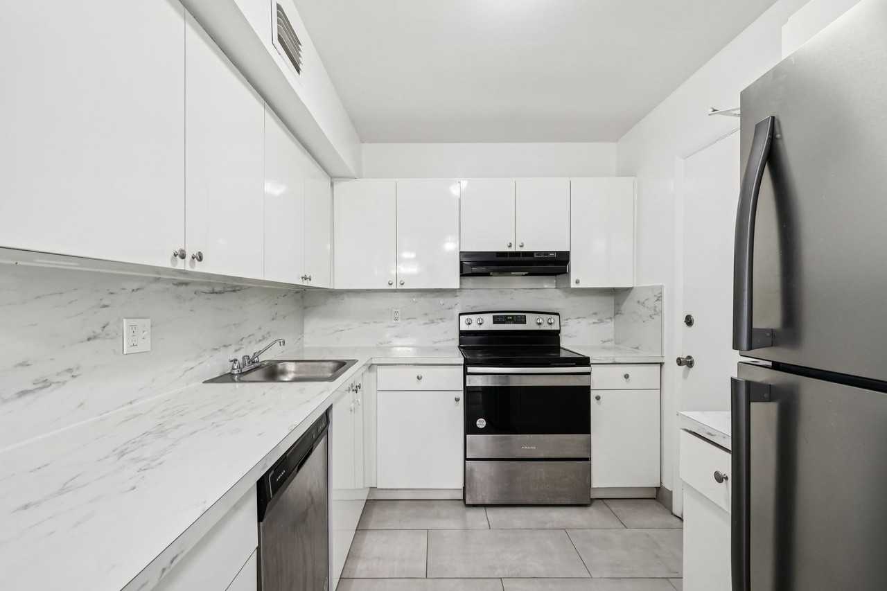 Luna At Hollywood - Photo 3 of 50