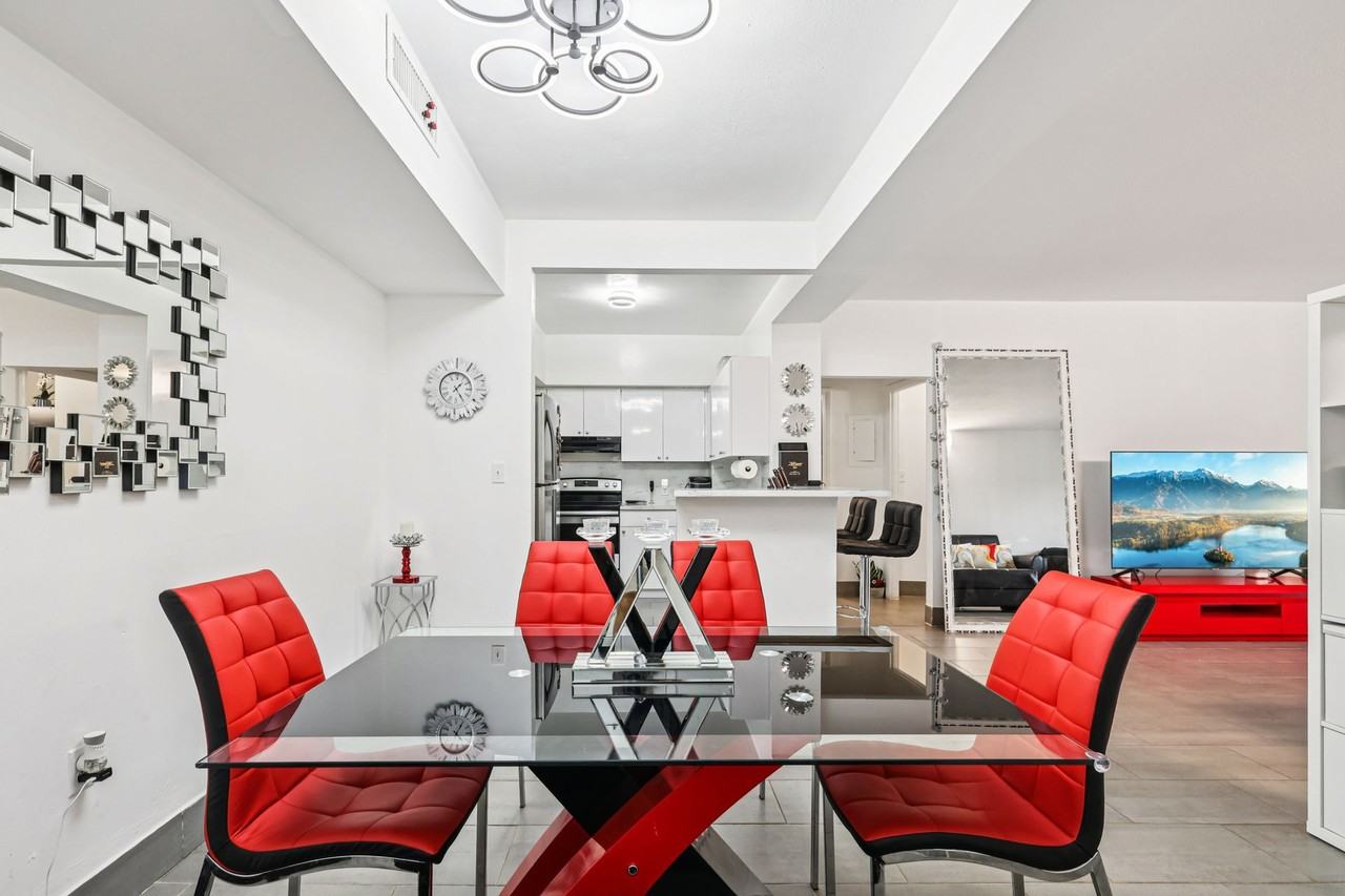 Luna At Hollywood - Photo 4 of 50