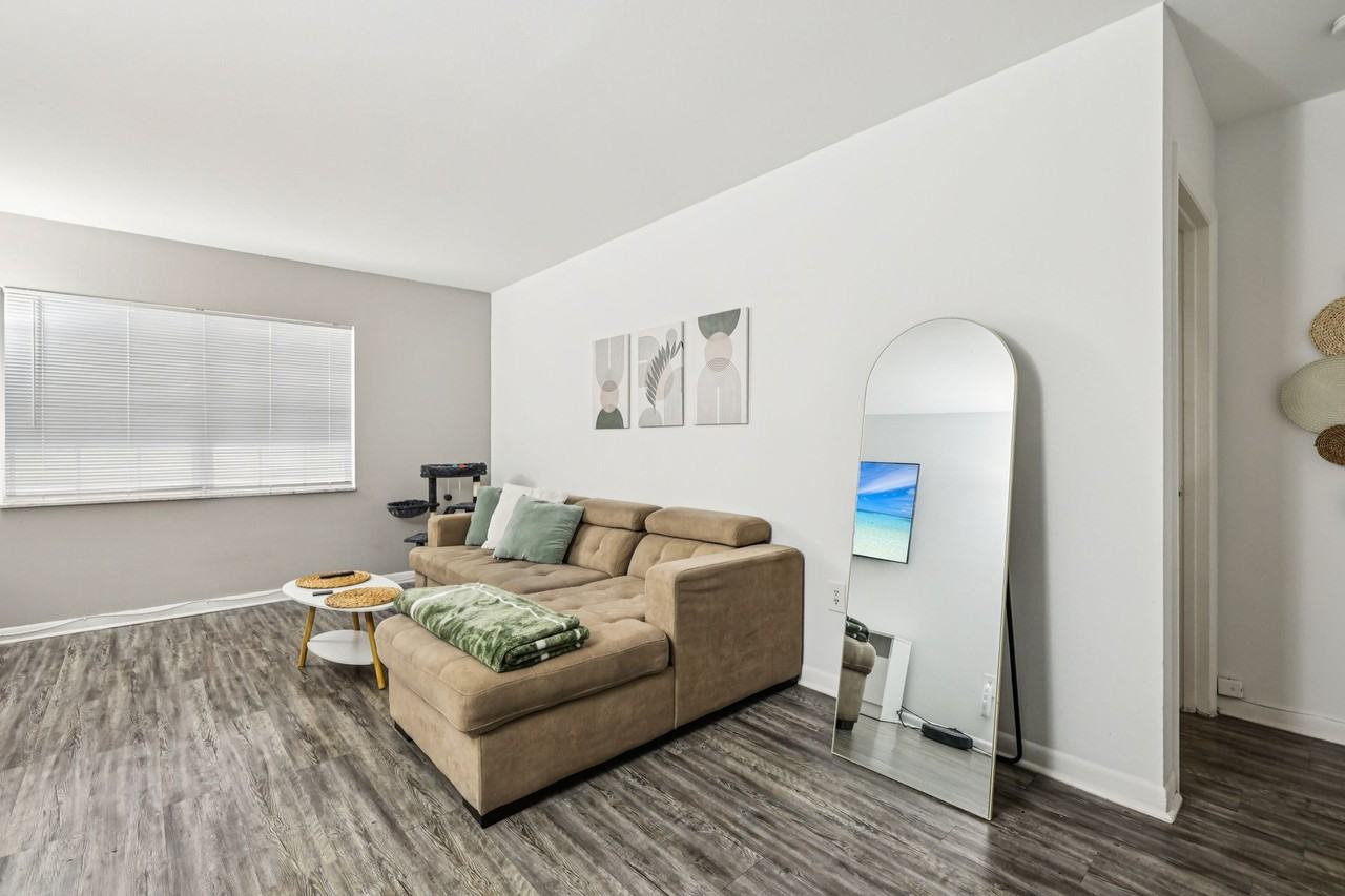 Luna At Hollywood - Photo 5 of 50