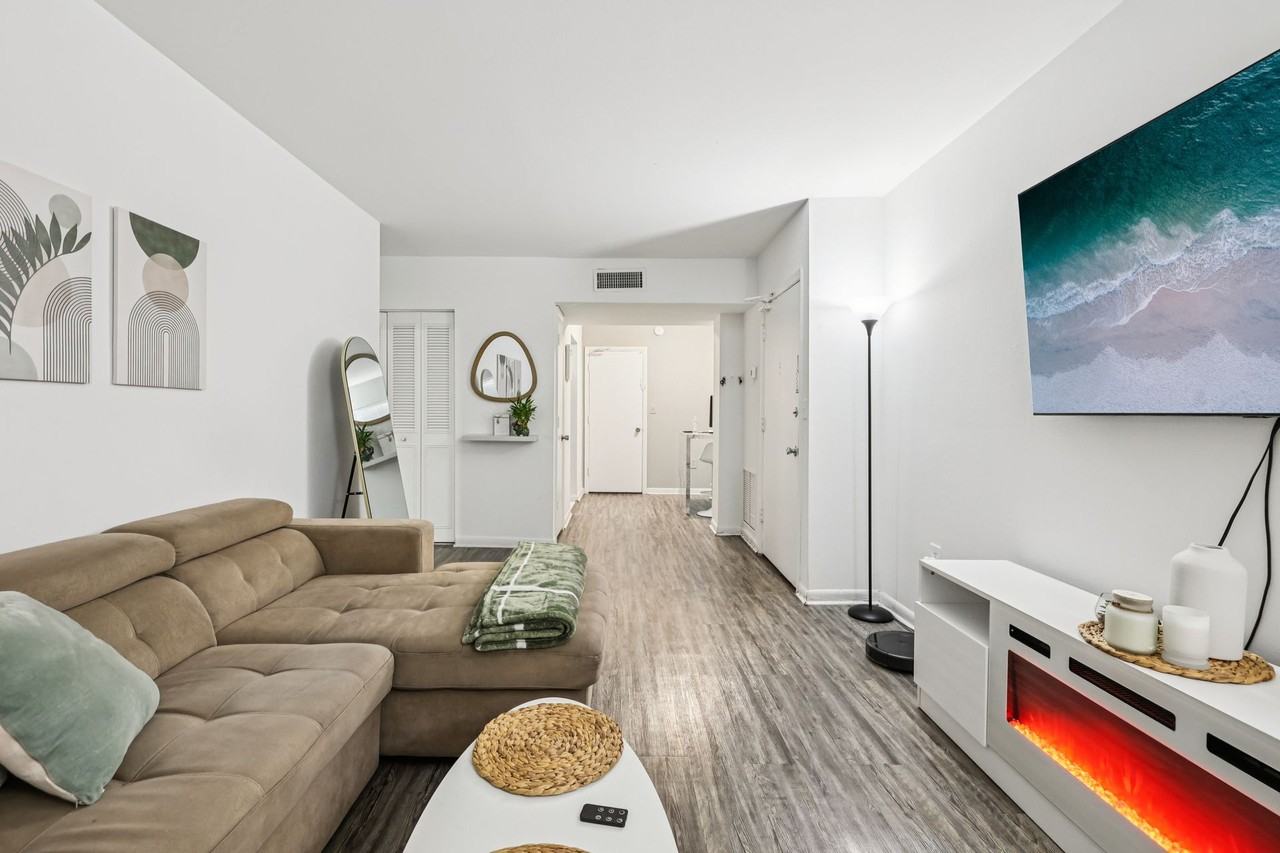 Luna At Hollywood - Photo 6 of 50