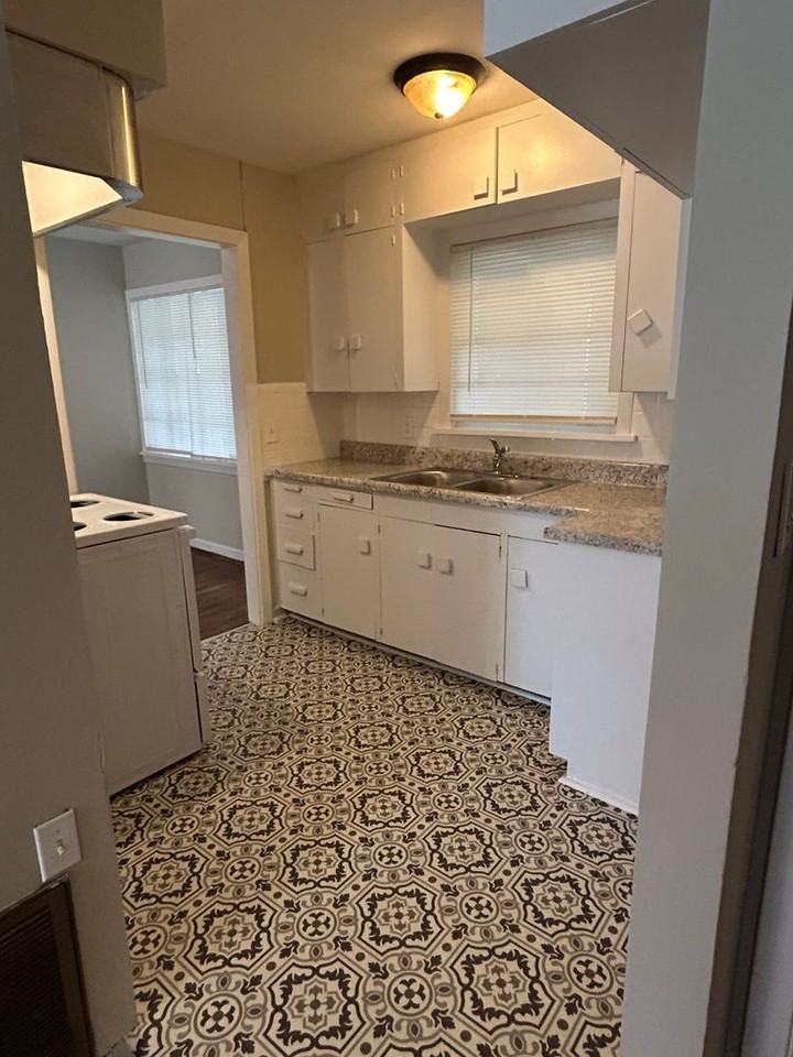 1205 Christine Ave - Photo 5 of 11