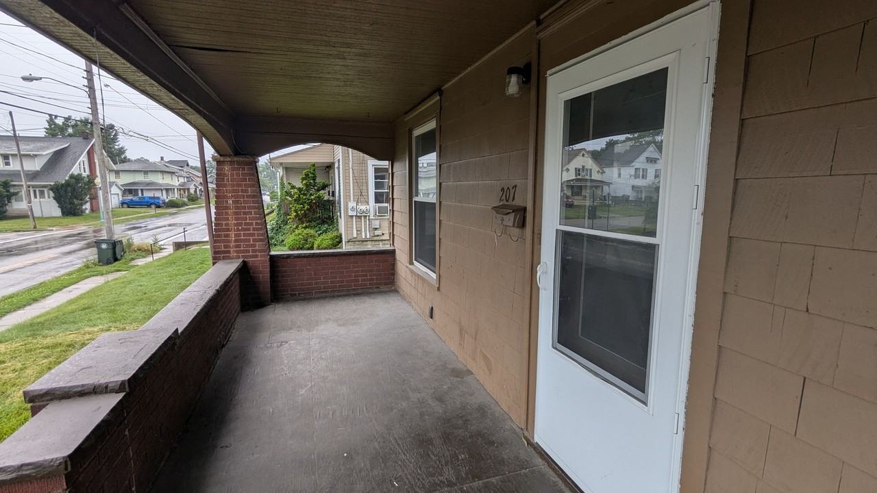 207 Maryland Ave Sw - Photo 2 of 36