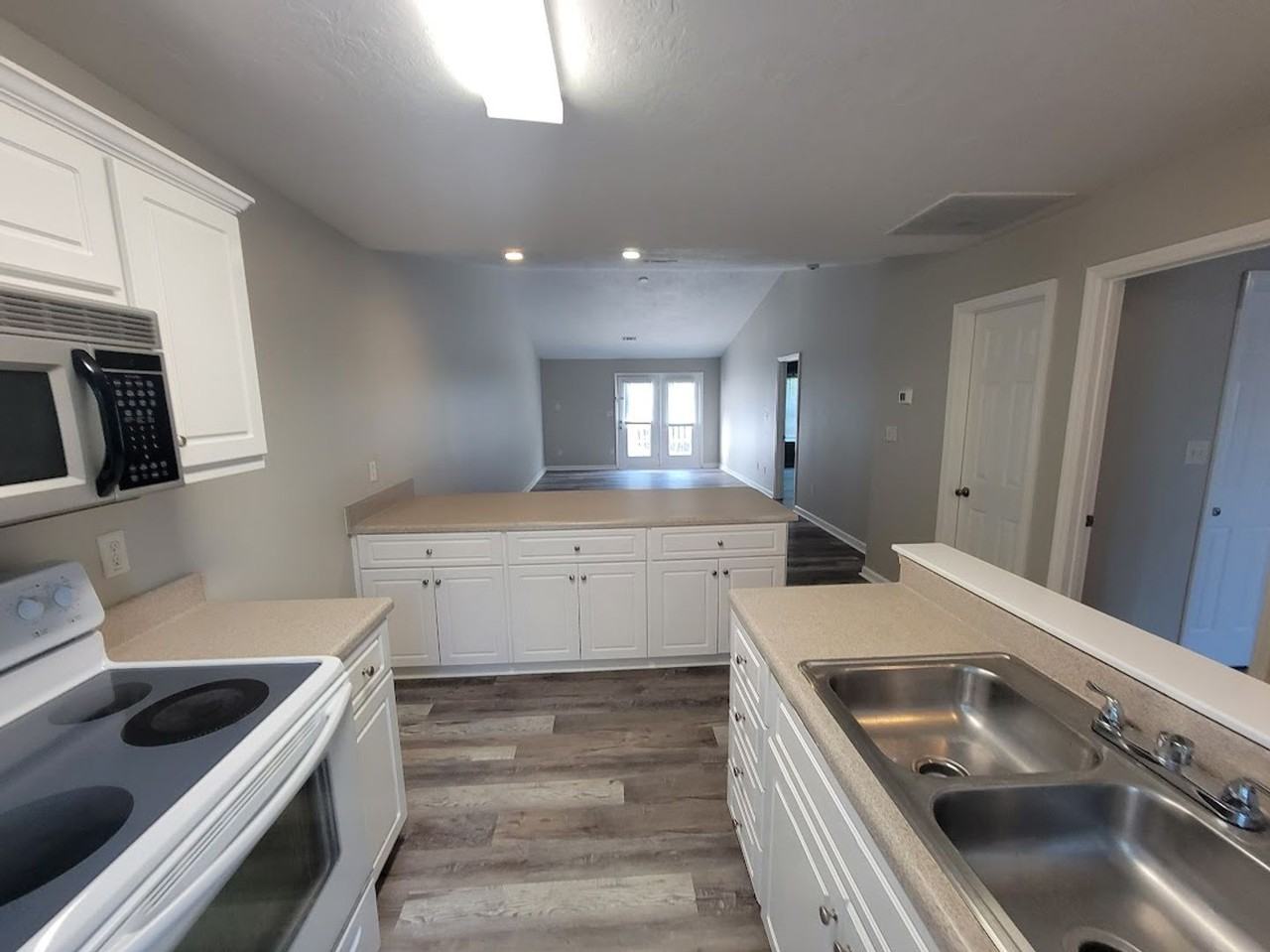 1245 Longpoint Dr - Photo 3 of 15