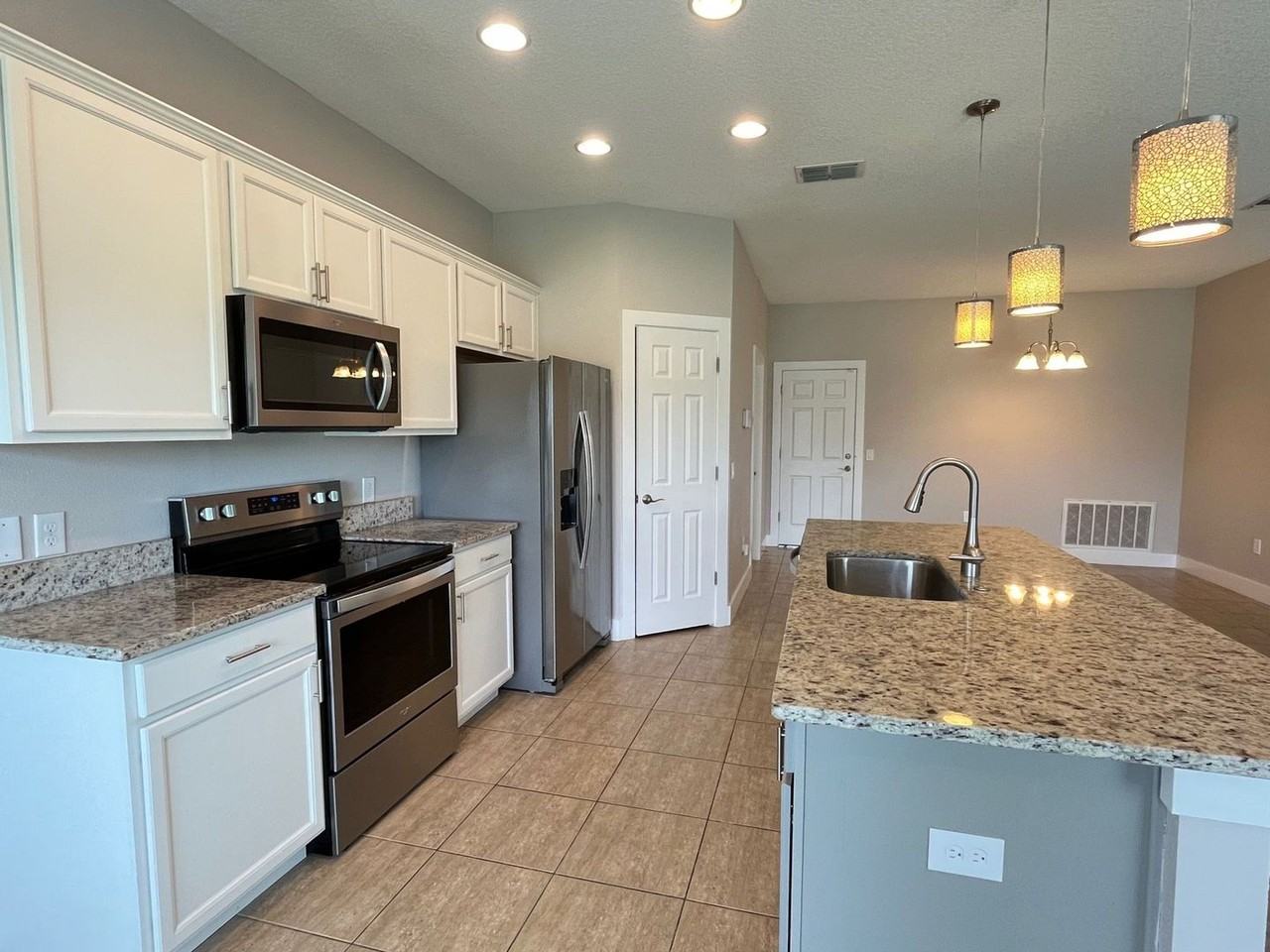 647 Desmoines Ct - Photo 2 of 20