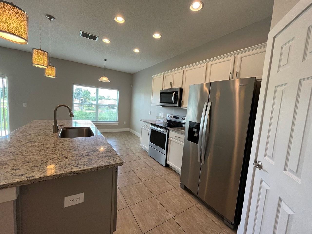 647 Desmoines Ct - Photo 3 of 20