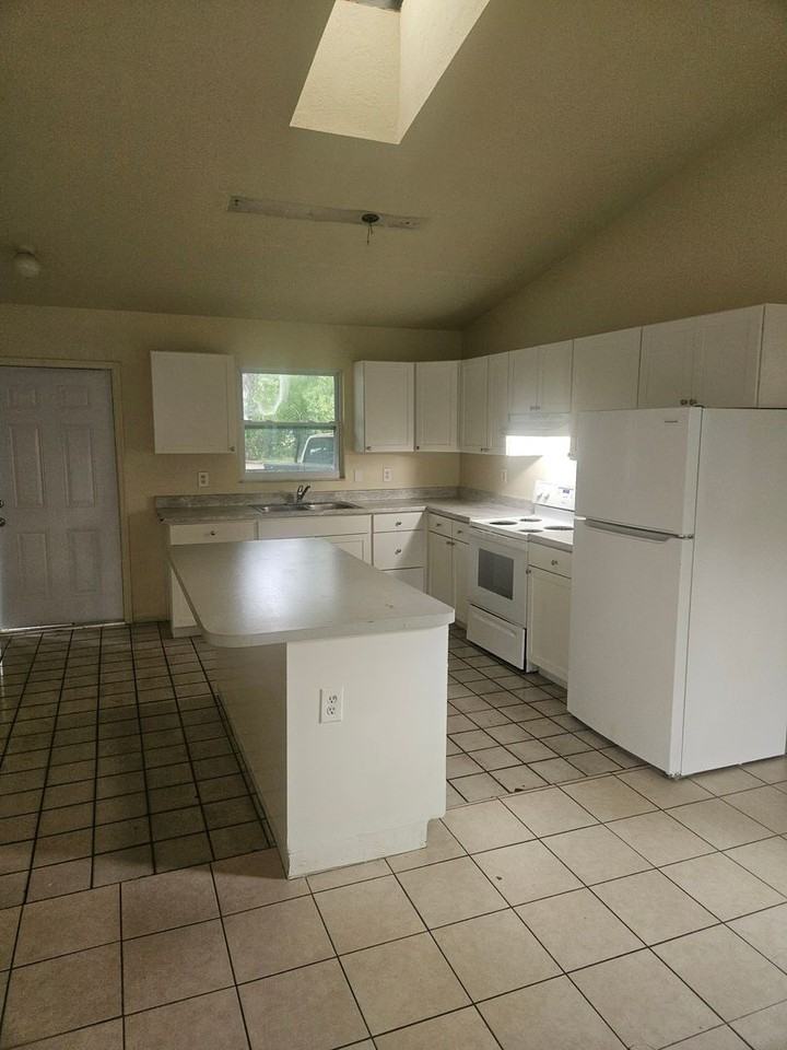 720 26th Ave E - Photo 4 of 8