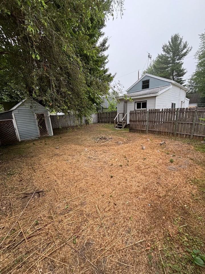 11921 Roxbury Dr Ne - Photo 2 of 14