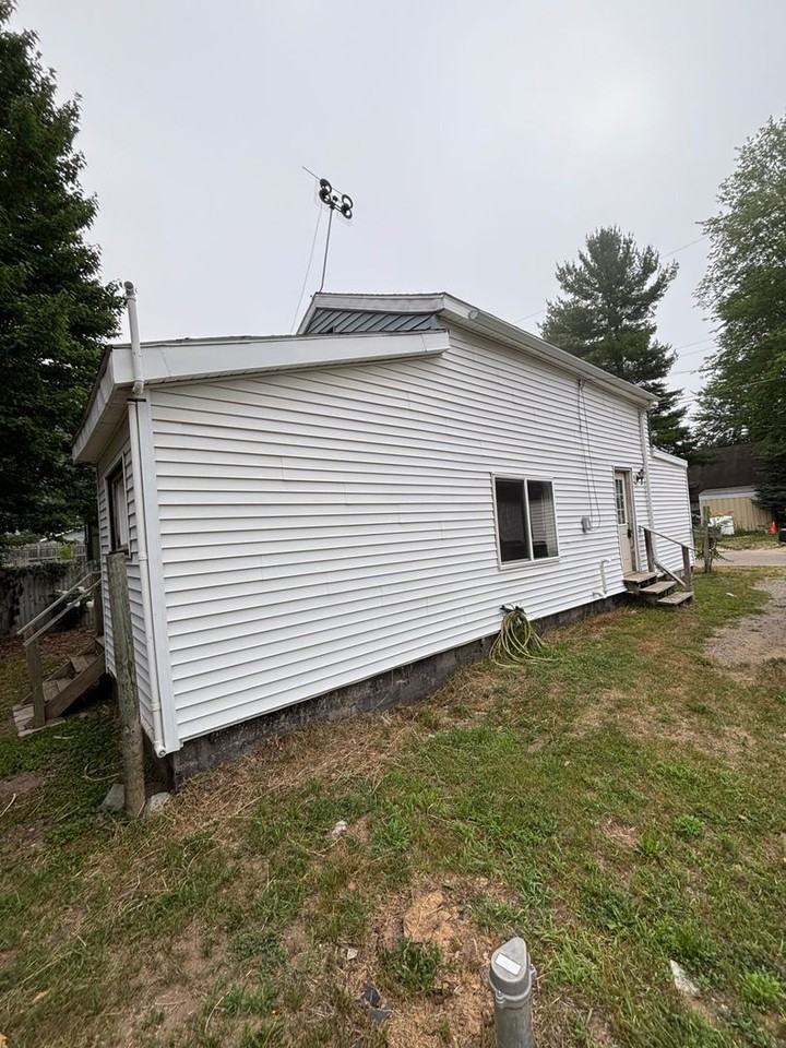 11921 Roxbury Dr Ne - Photo 3 of 14