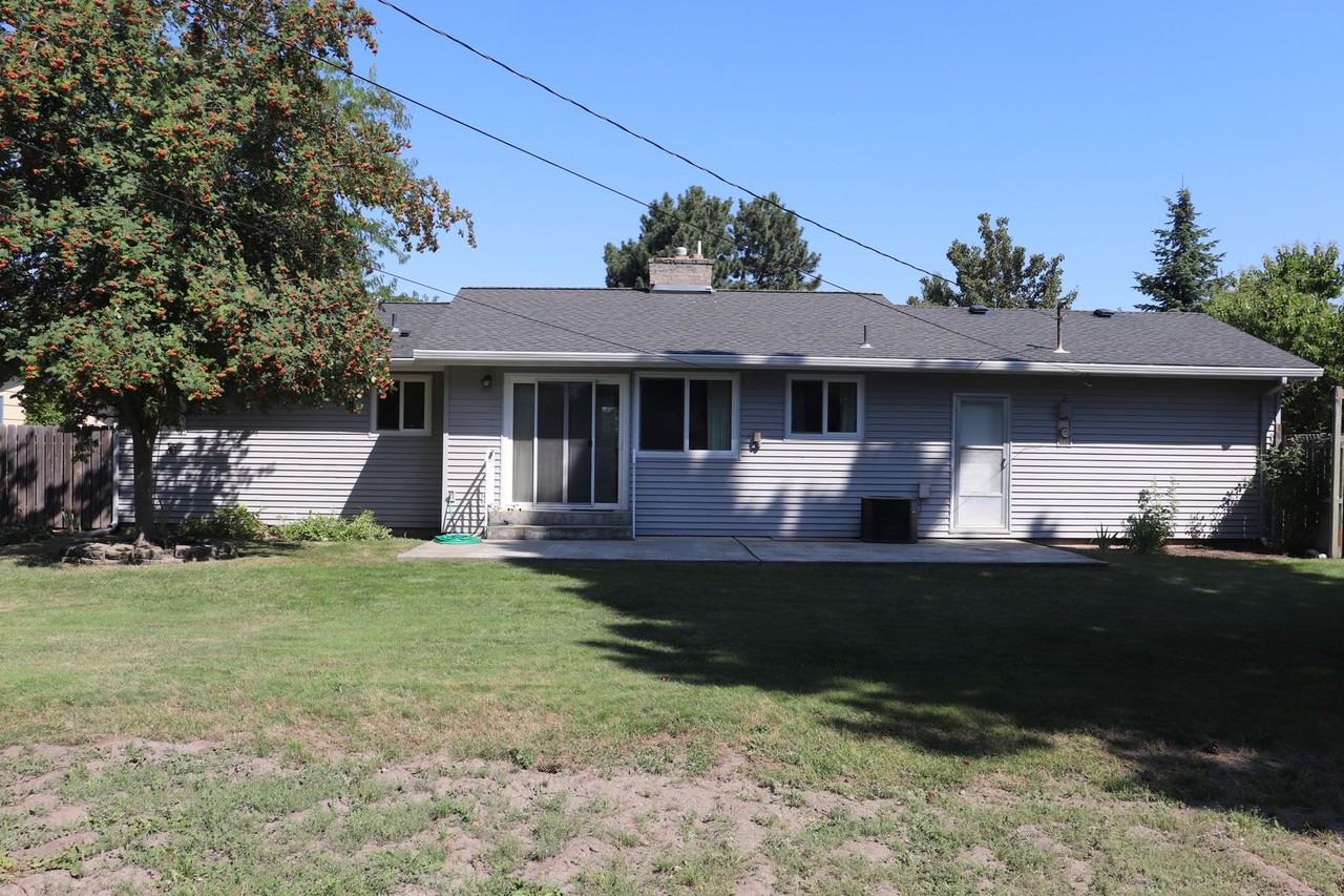 1119 Joseph St - Photo 2 of 13