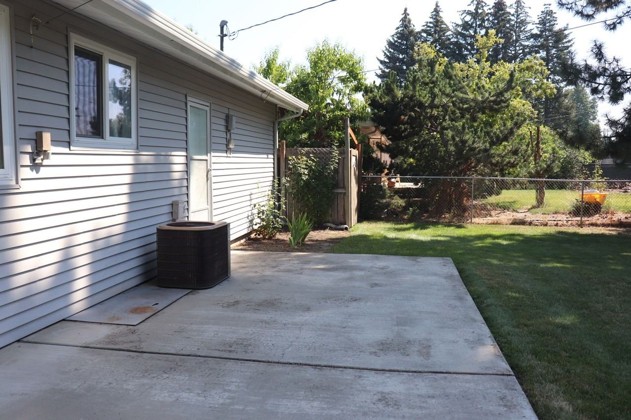 1119 Joseph St - Photo 3 of 13