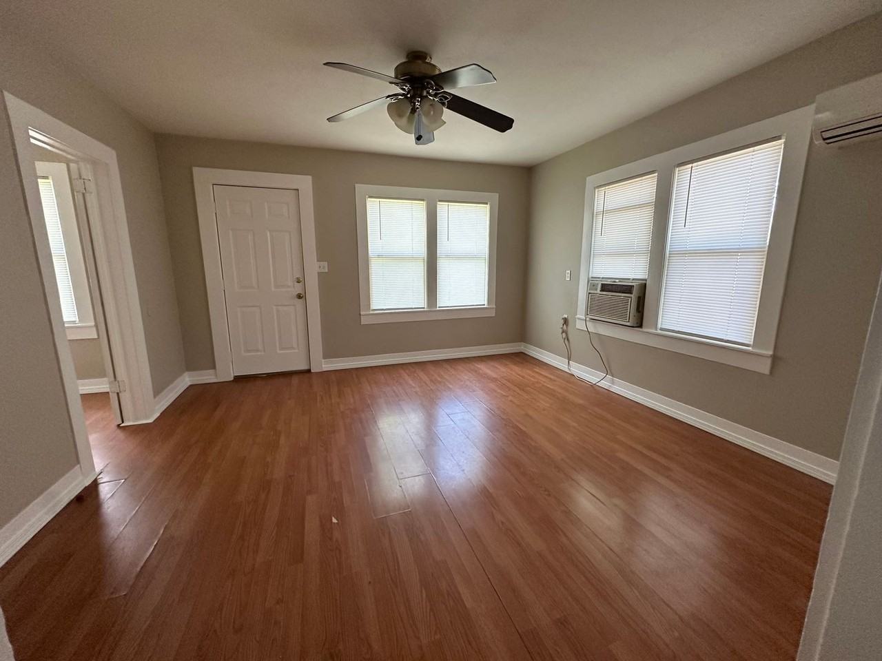 702 E E St - Photo 2 of 6