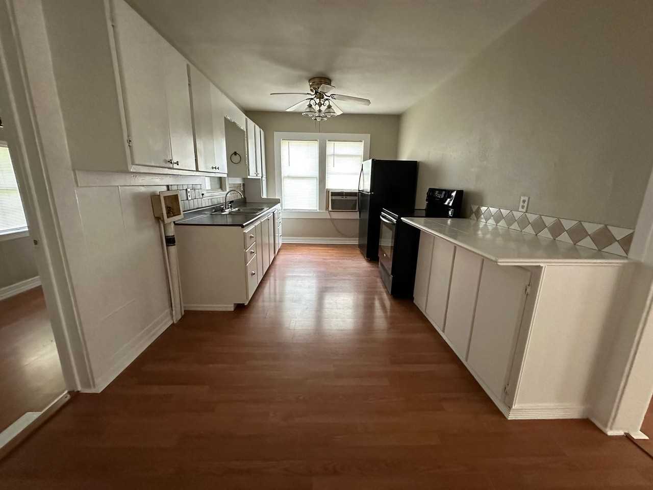 702 E E St - Photo 3 of 6