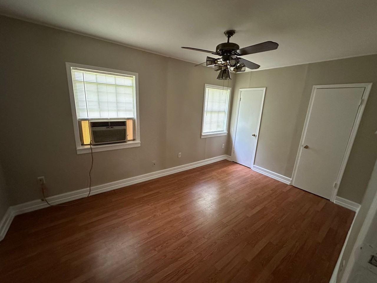 702 E E St - Photo 5 of 6
