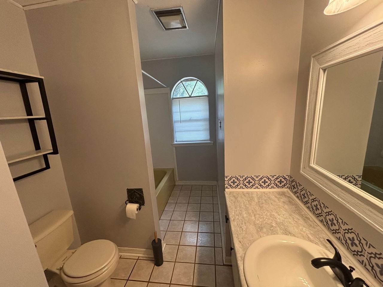 704 Ne 11th St - Photo 4 of 12