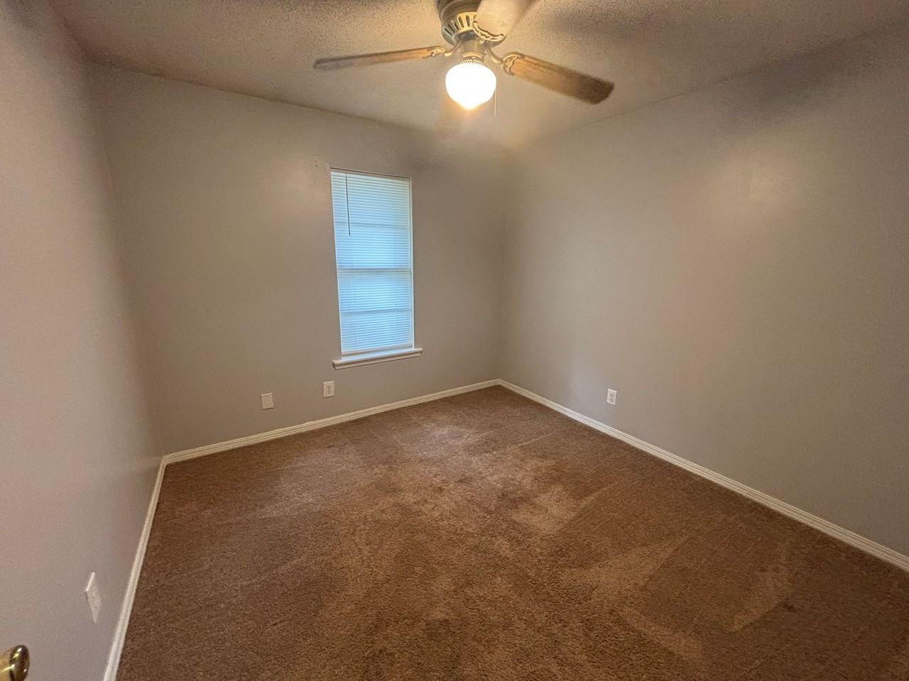 704 Ne 11th St - Photo 5 of 12