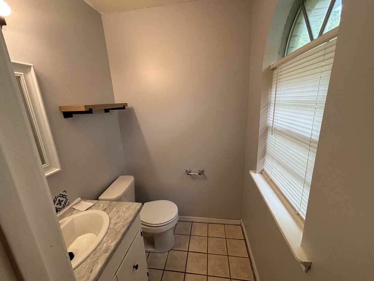 704 Ne 11th St - Photo 6 of 12