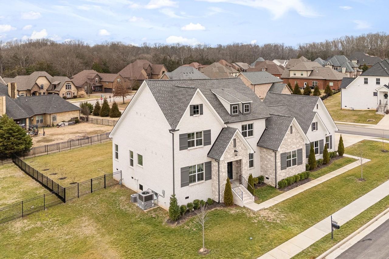805 Regimental Dr - Photo 3 of 40