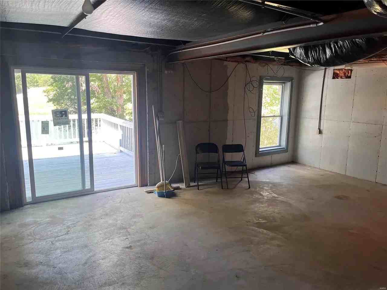 654 Lakeview Ct - Photo 2 of 23