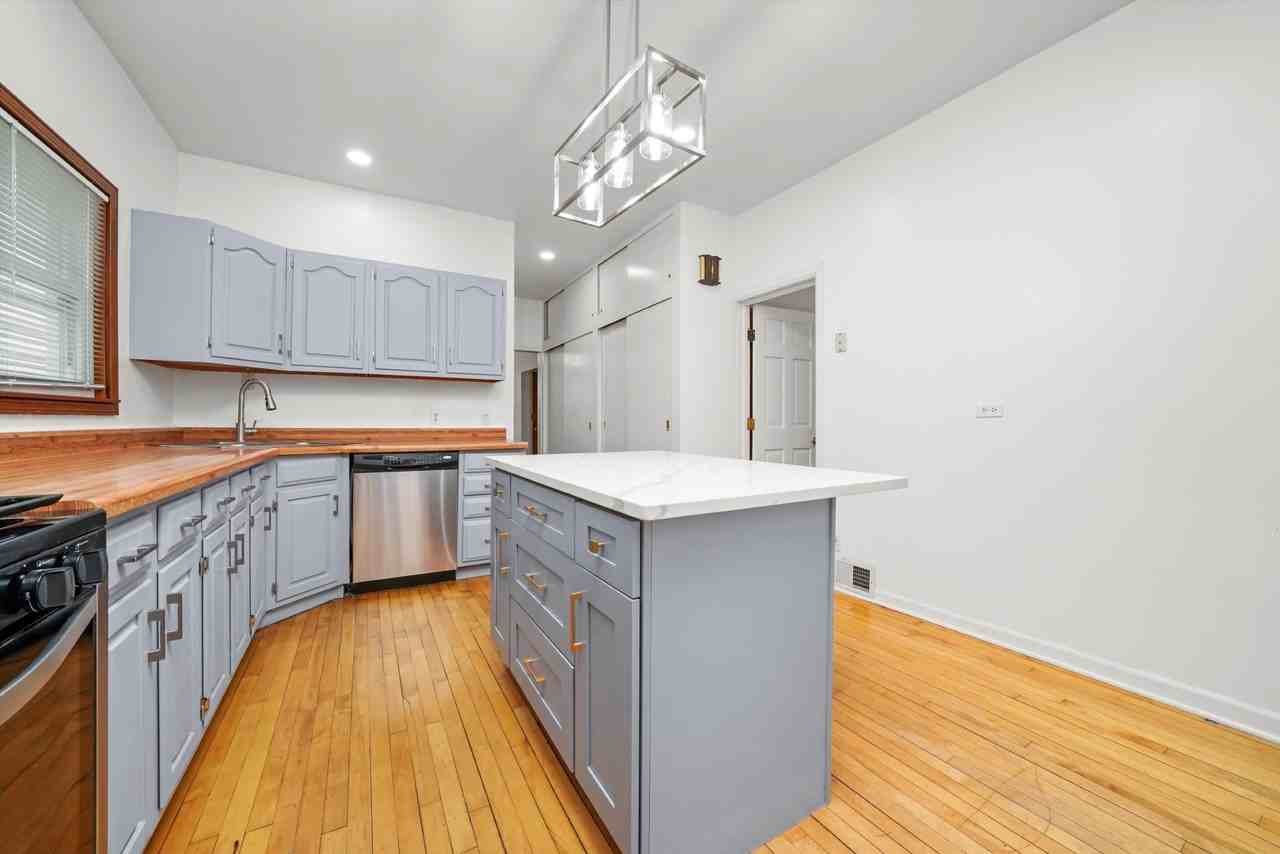 2444 W Gunnison St #1 - Photo 7 of 19