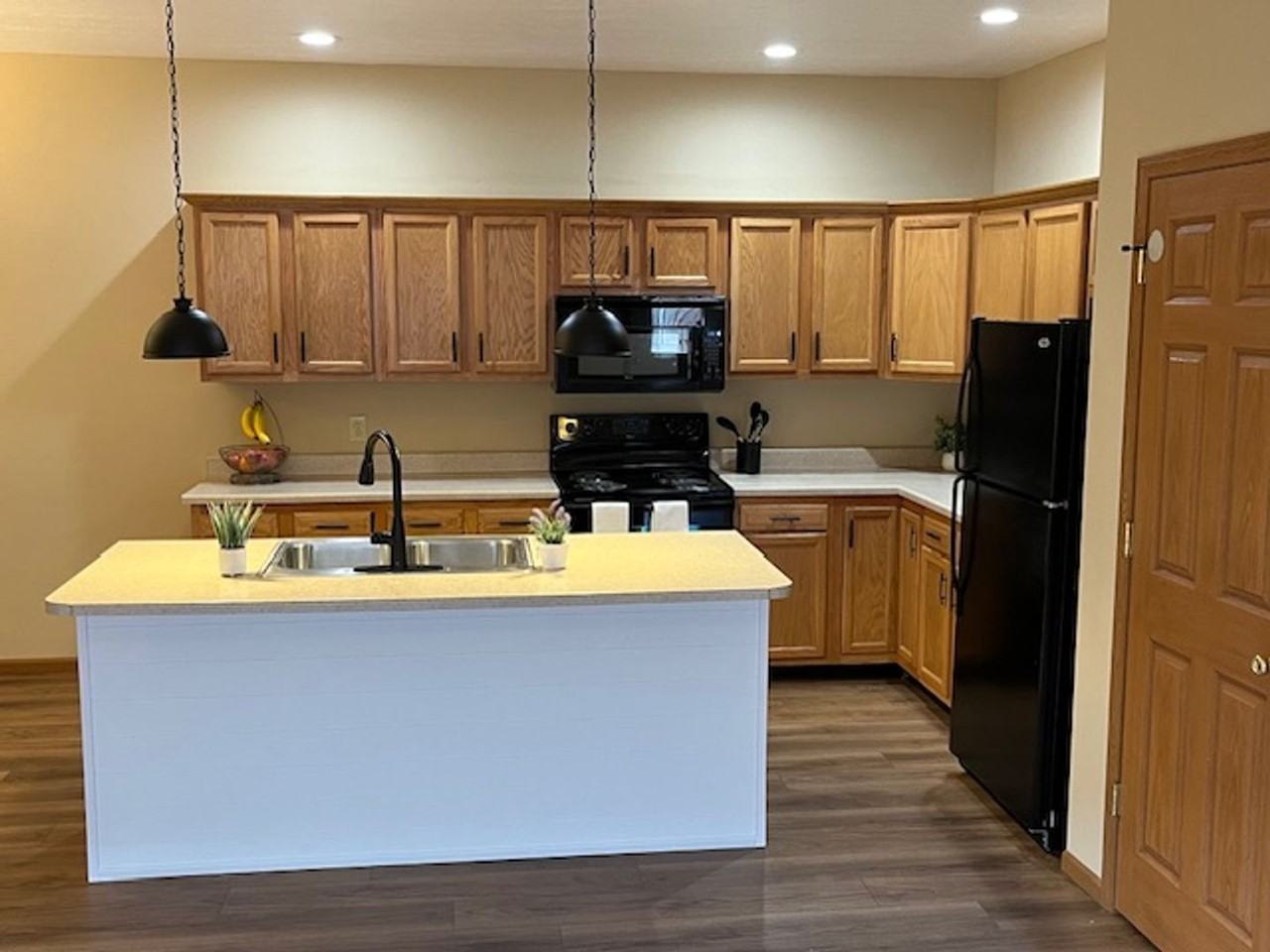 1530 Williamsburg Pl - Photo 2 of 17