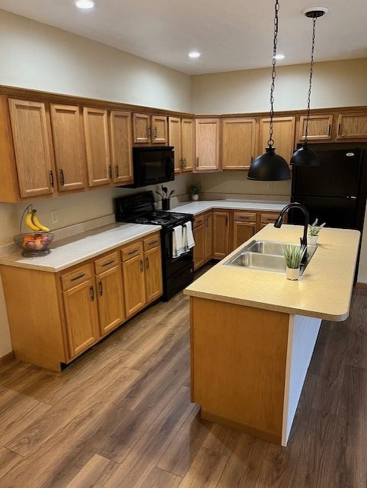 1530 Williamsburg Pl - Photo 3 of 17