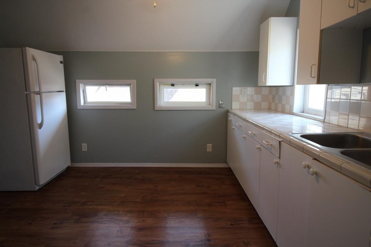 718 Butterworth St SW - Photo 2 of 10