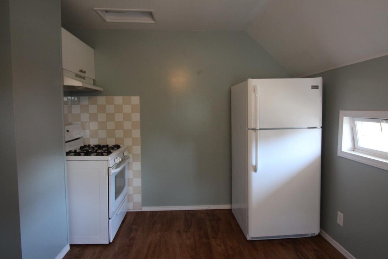 718 Butterworth St SW - Photo 3 of 10
