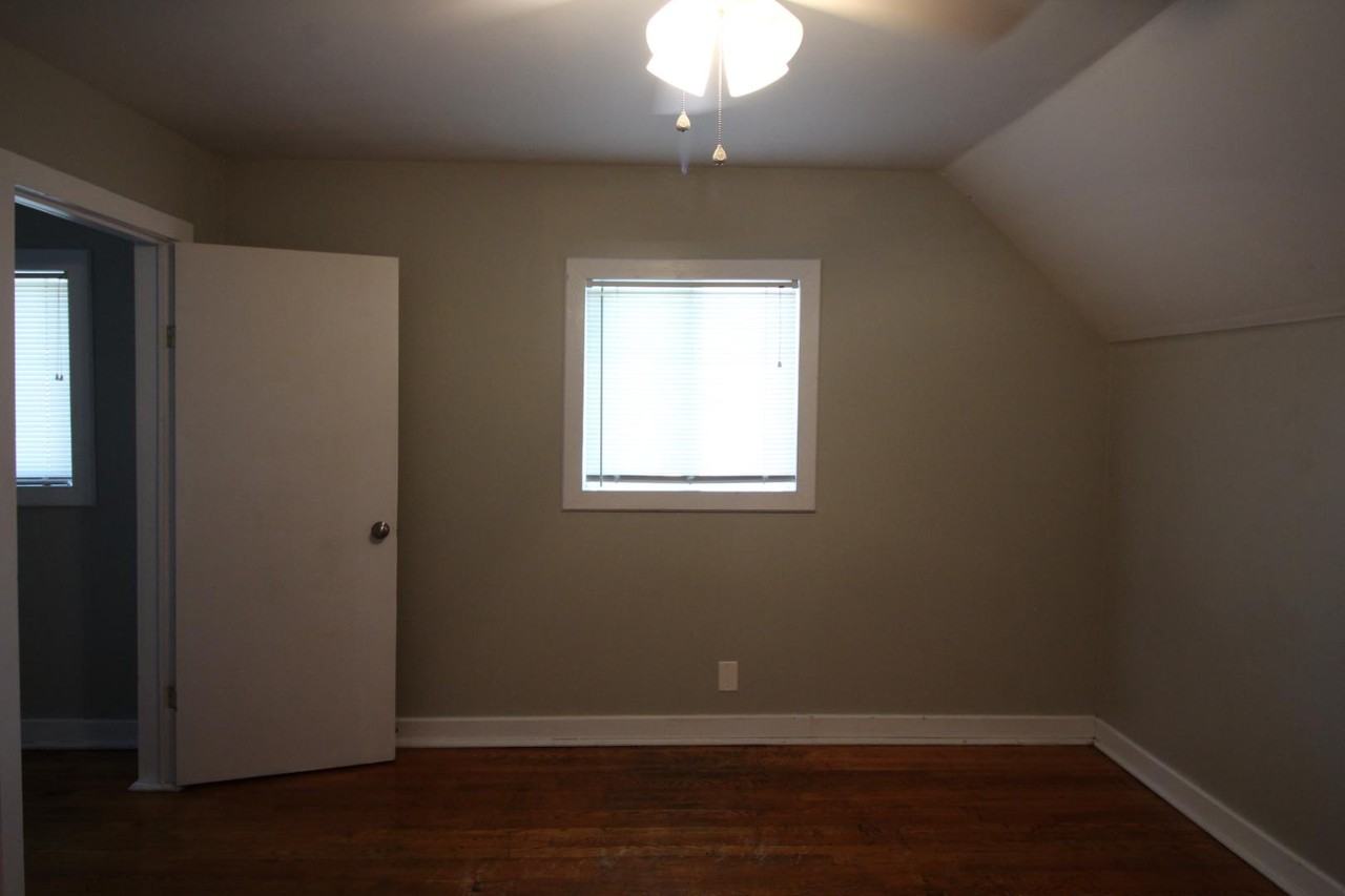 718 Butterworth St SW - Photo 5 of 10