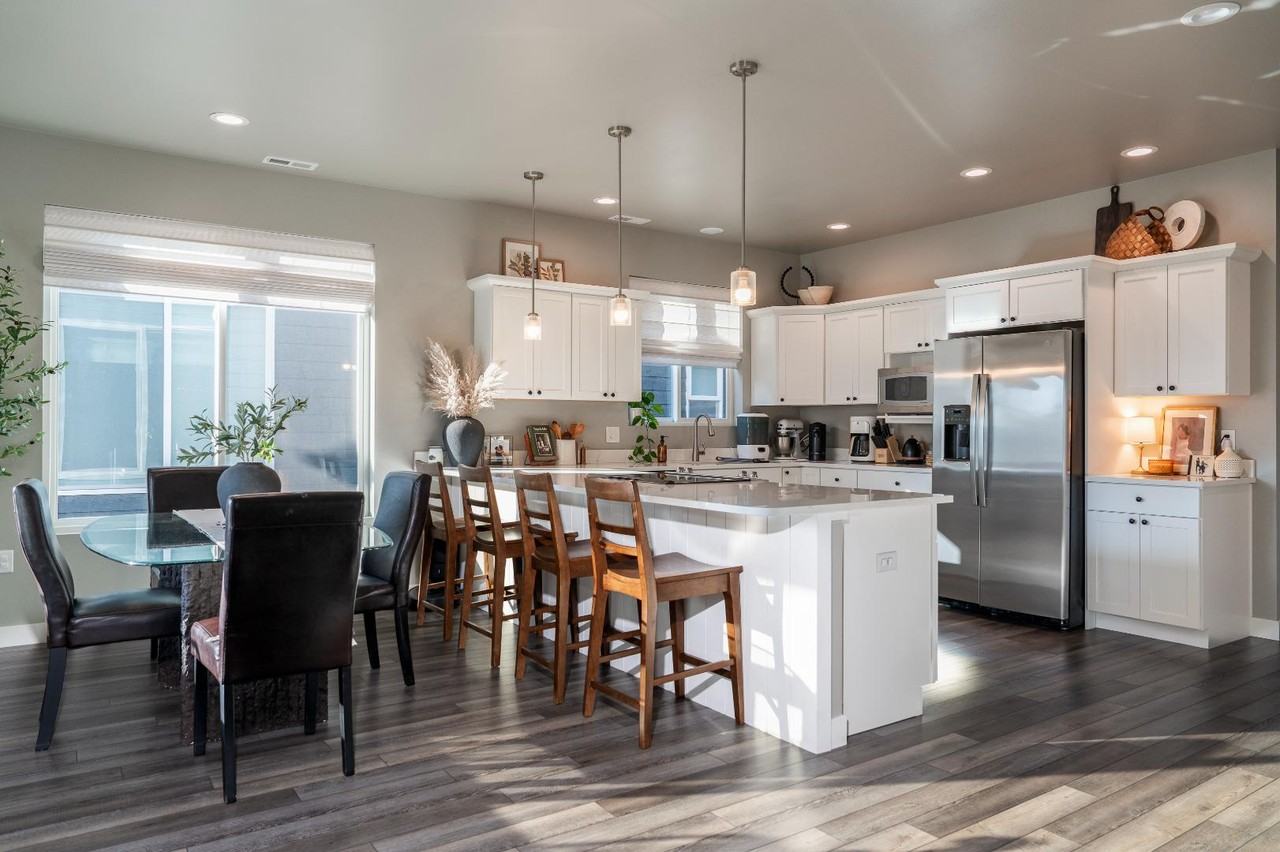 1026 N Canyon St - Photo 3 of 12