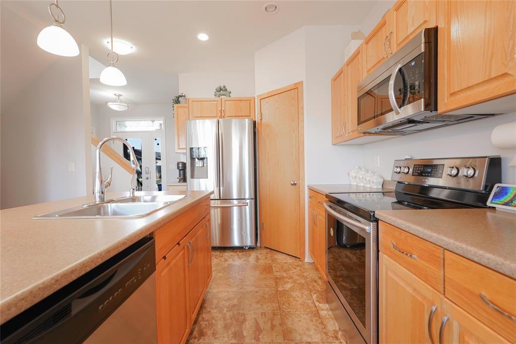 58 Stan Schriber Cres - Photo 2 of 12