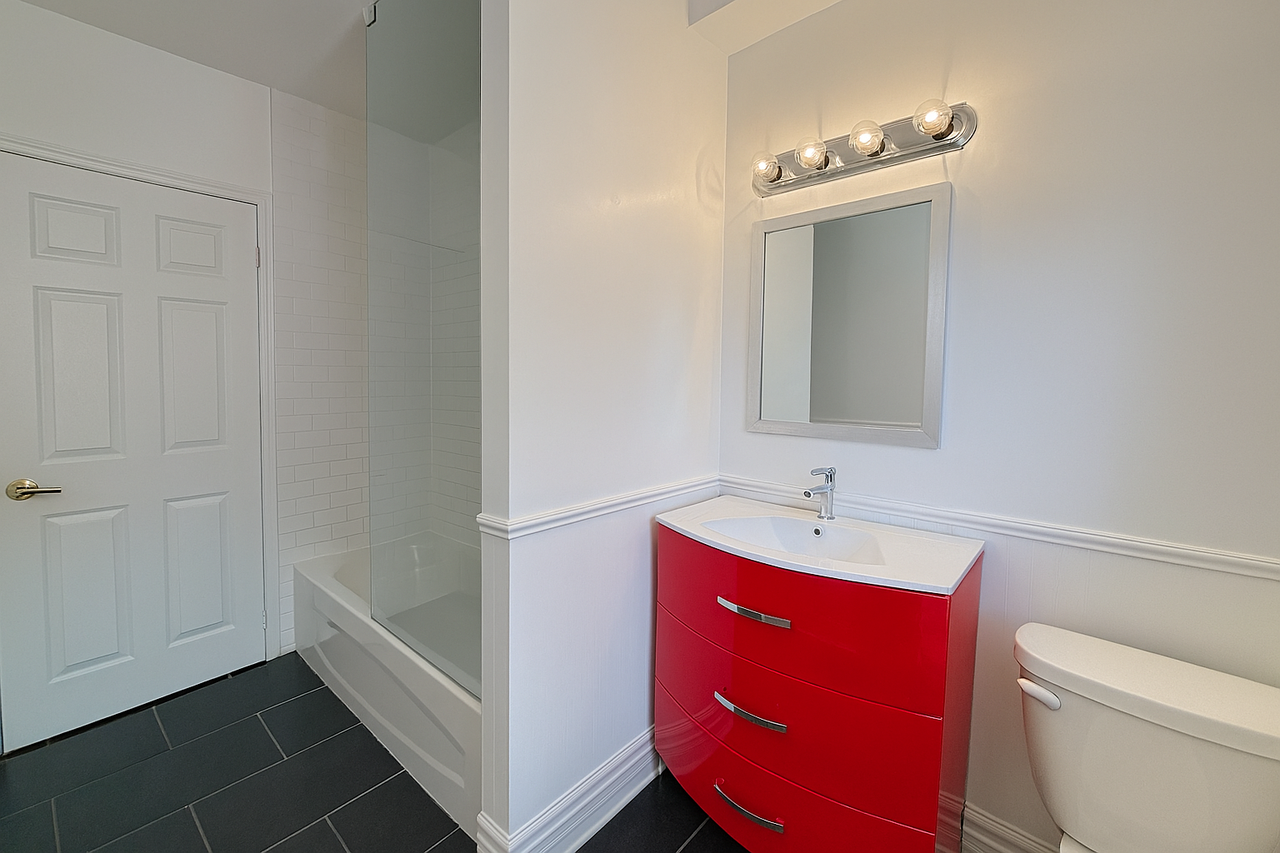 101/103 Spadina Rd - 103 - 4 #103-4 - Photo 3 of 6