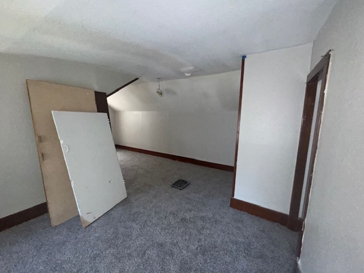 1208 W 15th St - Photo 2 of 6