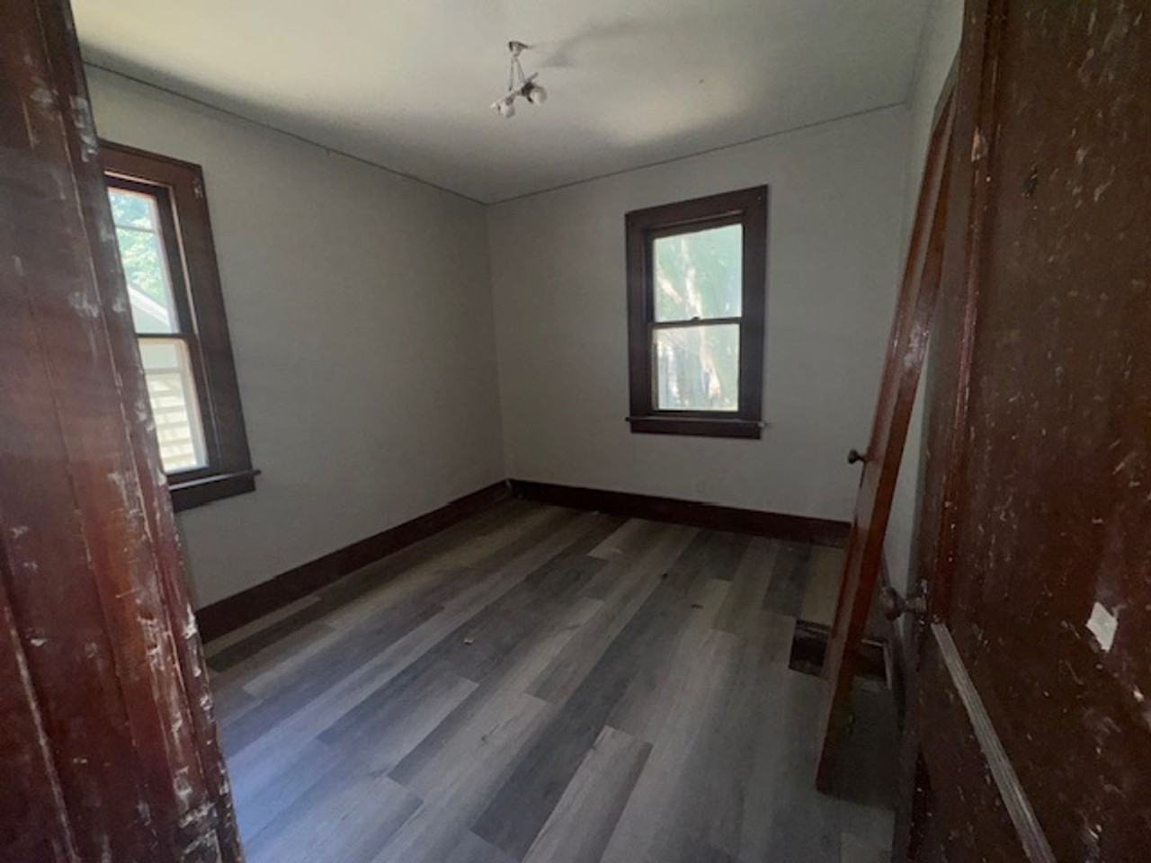 1208 W 15th St - Photo 4 of 6