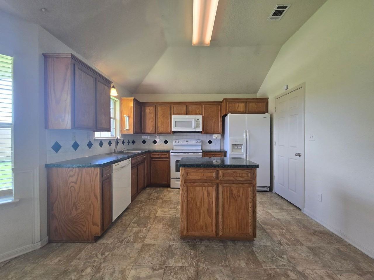 2305 Amethyst Dr - Photo 3 of 24
