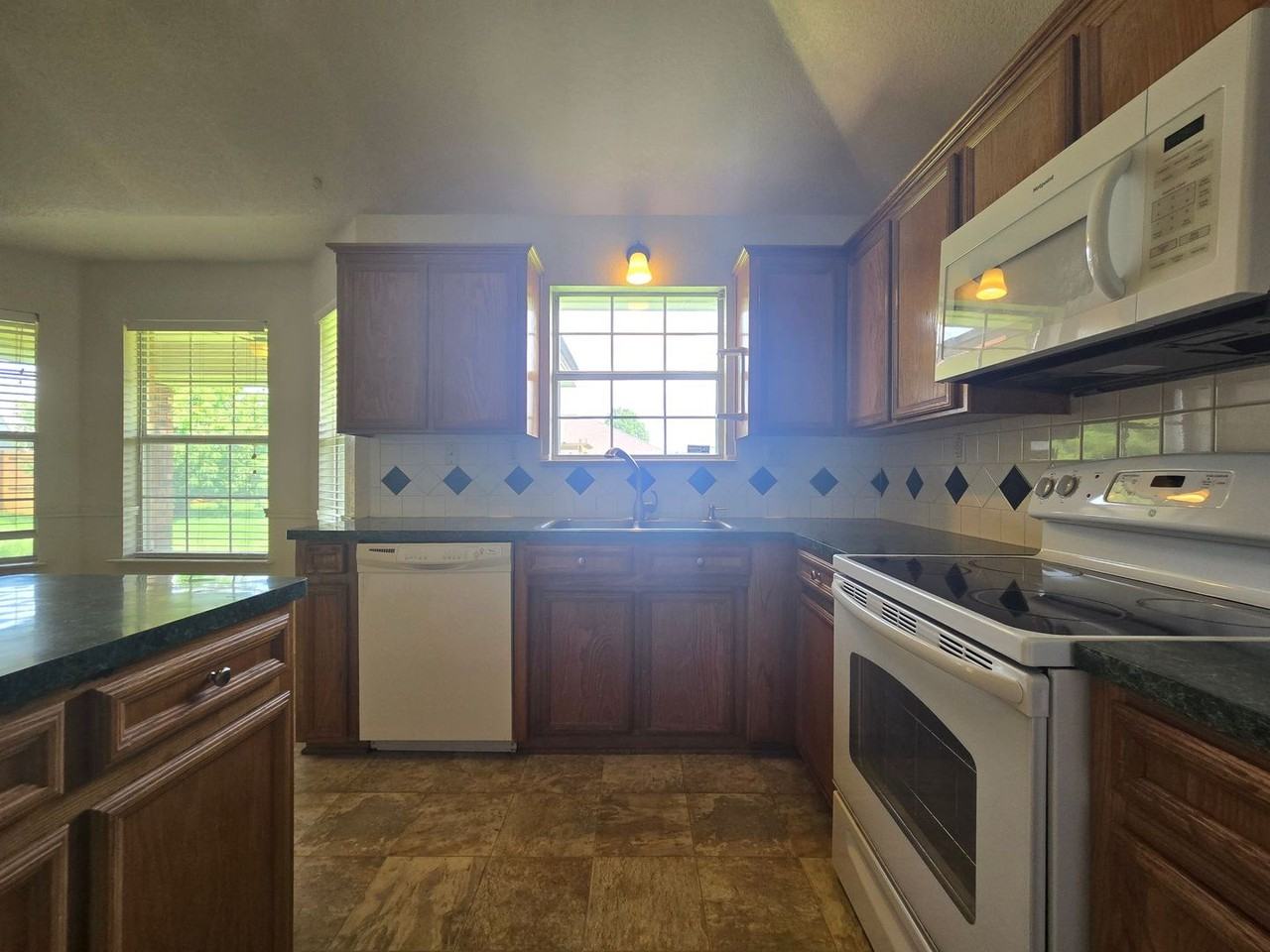 2305 Amethyst Dr - Photo 4 of 24