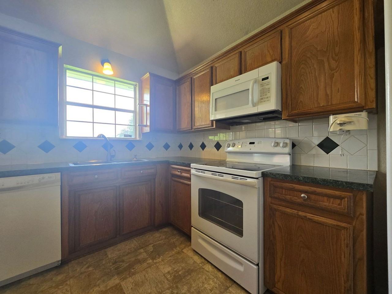 2305 Amethyst Dr - Photo 5 of 24