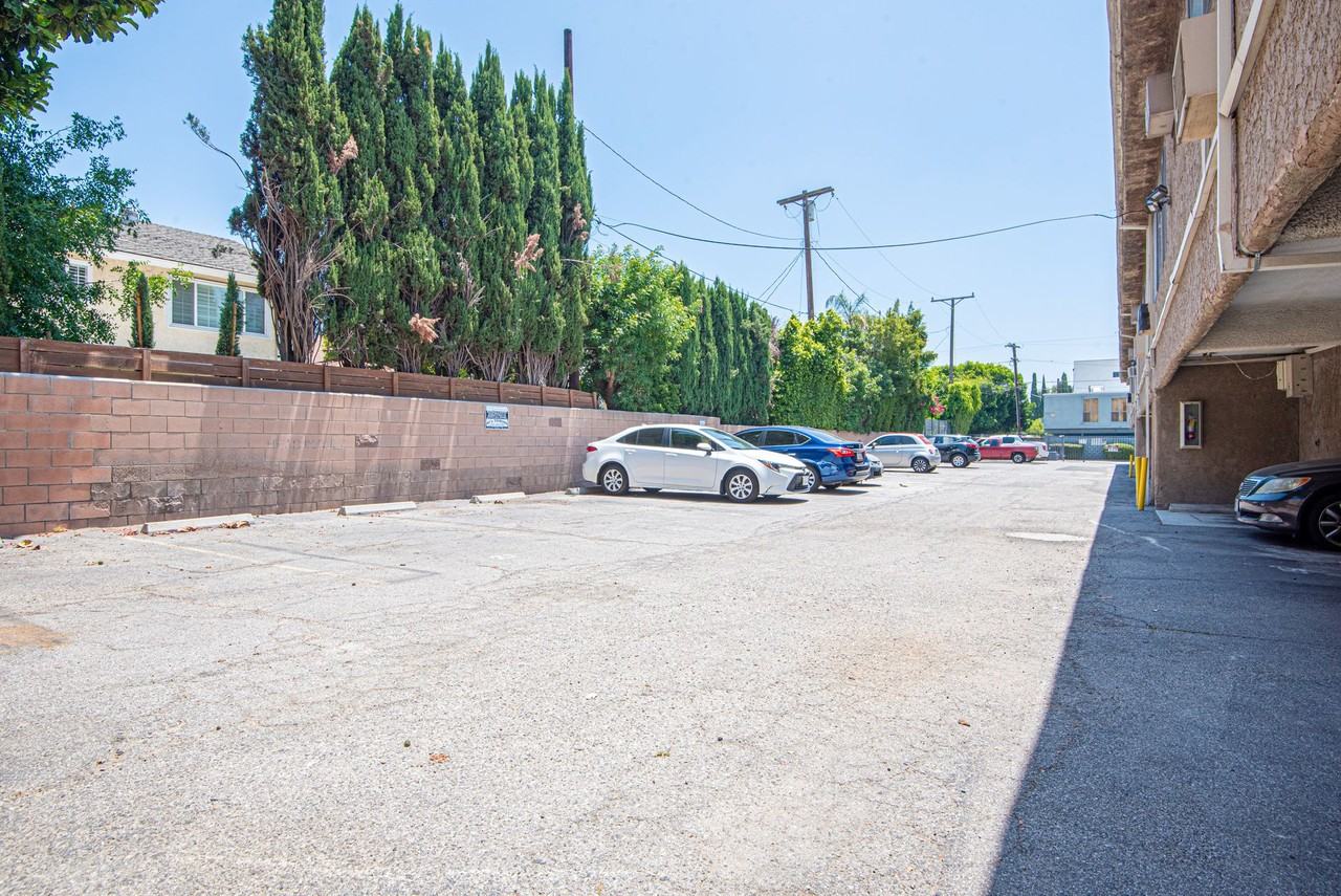 About 6210 Whitsett Ave - Photo 4 of 8