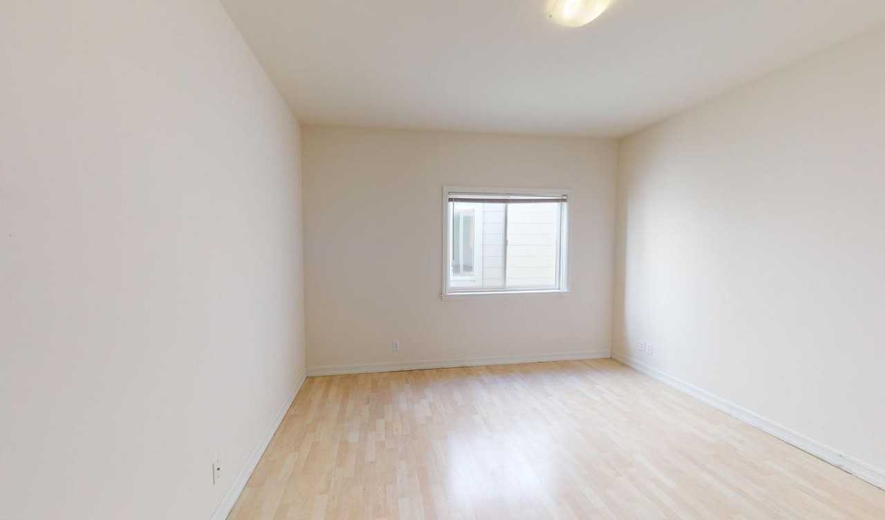 Stunning Richmond home with rooftop deck - Photo 6 of 16