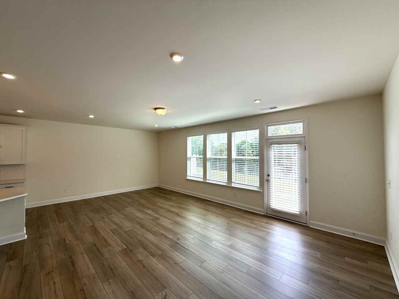 6032 Mariemont Cir - Photo 3 of 19