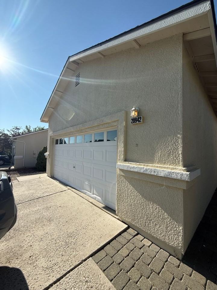 20942 White Rock Dr - Photo 2 of 15